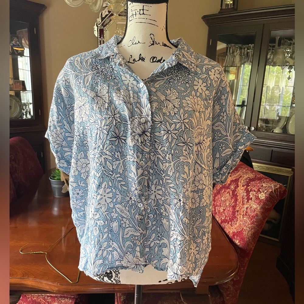 Rachel Ashwell Linen Floral Blue and White Button-Up Shirt